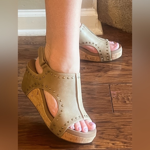 New! corkys footwear carley wedge sandal in taupe oil pu with studs - Picture 6 of 10